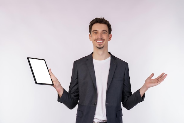 Retrato de empresário alegre atraente usando aplicativo de dispositivo pesquisando na web isolado sobre fundo de cor branca