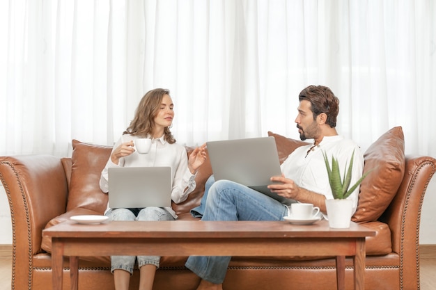 Retrato de empresário e mulher de negócios usando o laptop do computador no escritório doméstico