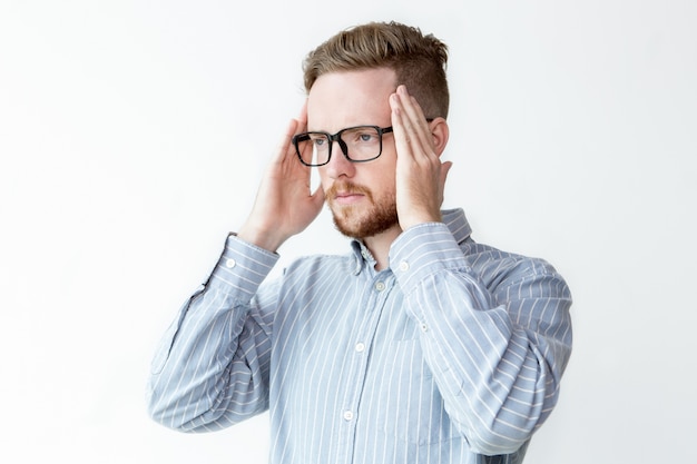 Retrato de empresário estressado tocando a cabeça