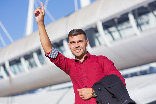 Retrato de empresário positivo que aclamava o táxi