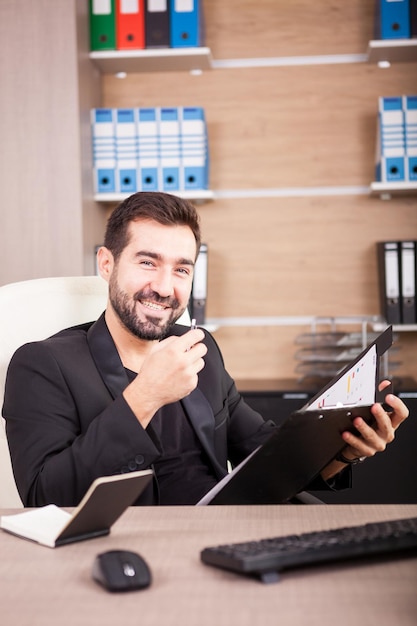 Foto grátis retrato de empresário profissional trabalhando em seu escritório. empresário em ambiente profissional