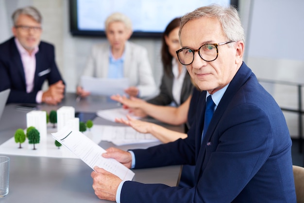 Foto grátis retrato de empresário sênior durante uma conferência