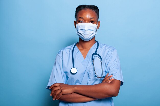 Retrato de enfermeira médica afro-americana usando máscara protetora