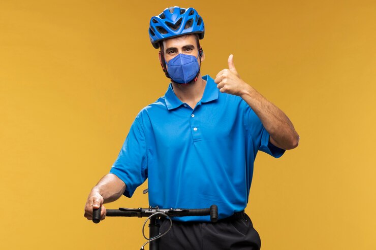 Foto grátis retrato de entregador com bicicleta e mochila