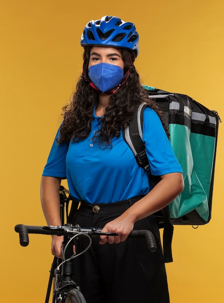 Foto grátis retrato de entregador feminino com bicicleta e mochila