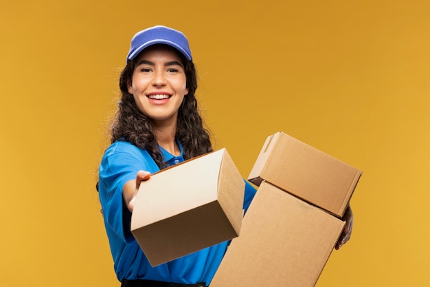 Retrato de entregador feminino segurando pacote