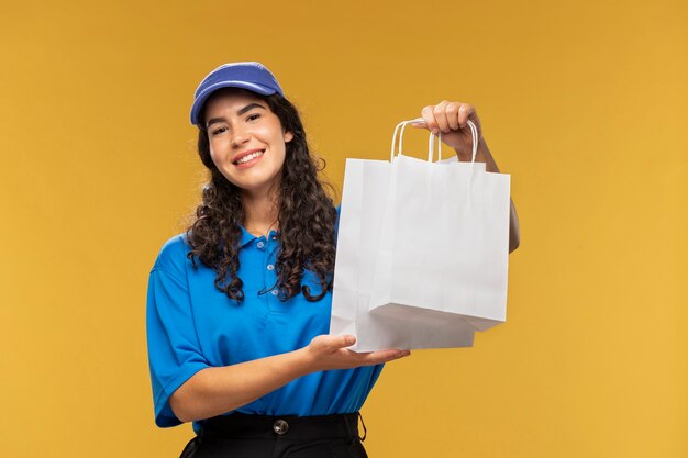 Retrato de entregador feminino segurando pacote