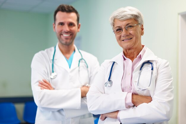 Retrato de equipe médica em hospital