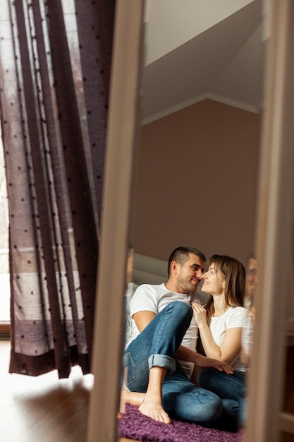 Foto grátis retrato de espelho de casal feliz