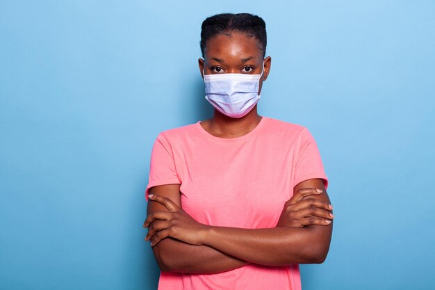 Retrato de estudante afro-americano usando máscara protetora de proteção médica