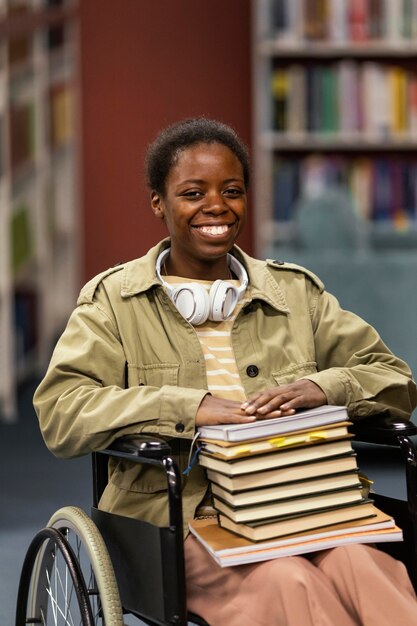 Retrato de estudante em cadeira de rodas na biblioteca