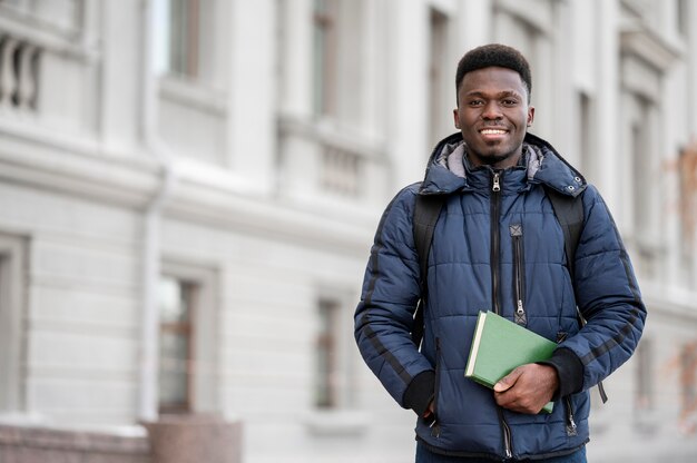 Retrato de estudante masculino com livros