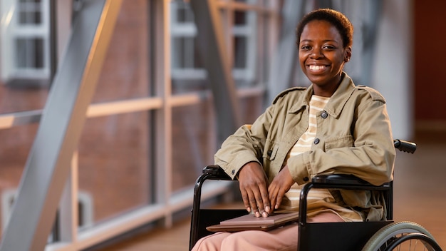 Foto grátis retrato de estudante sorridente em uma cadeira de rodas