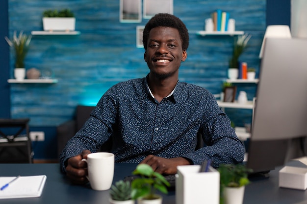 Retrato de estudante sorrindo enquanto olha para a câmera