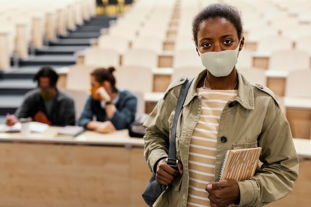 Foto grátis retrato de estudante usando máscara médica