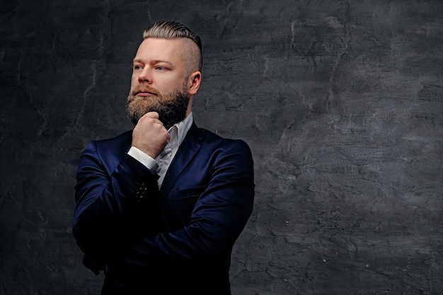 Foto grátis retrato de estúdio de homem barbudo vestido com jaqueta roxa.