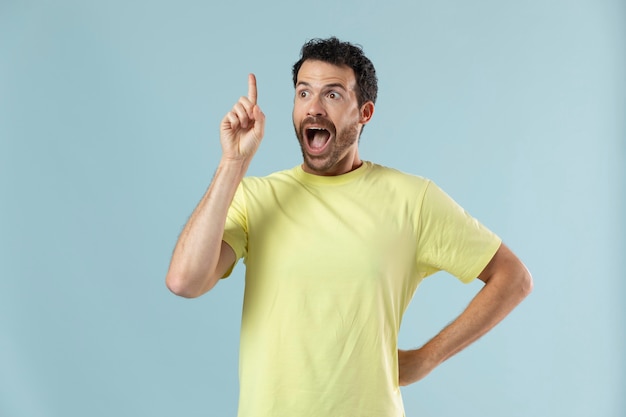 Retrato de estúdio de homem em camiseta amarela