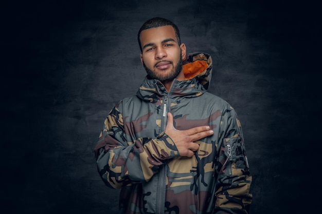 Foto grátis retrato de estúdio de homem negro vestido com jaqueta militar.