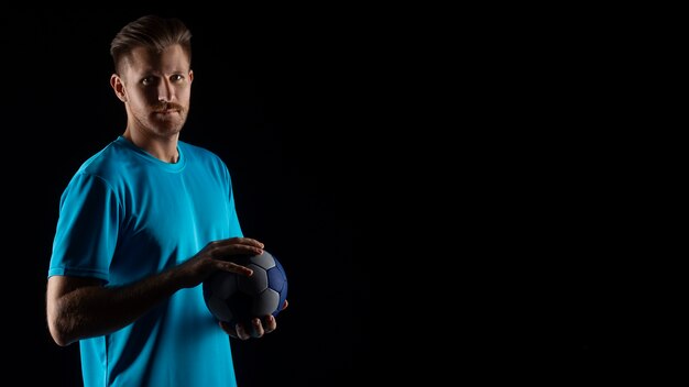 Retrato de estúdio de jogador de handebol