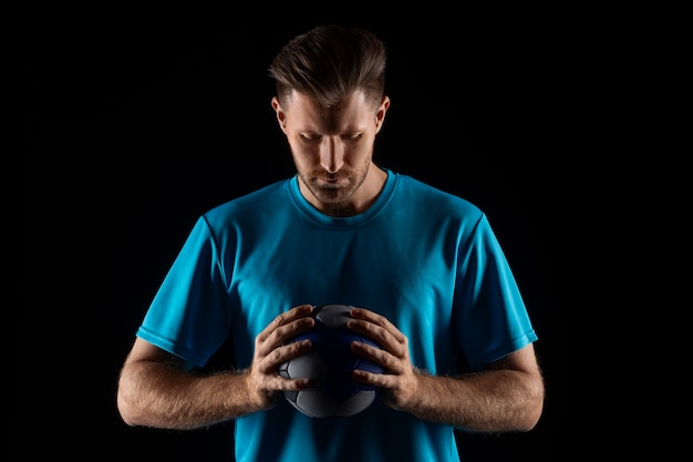 Foto grátis retrato de estúdio de jogador de handebol