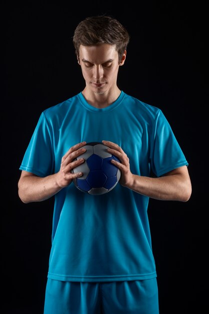 Retrato de estúdio de jogador de handebol