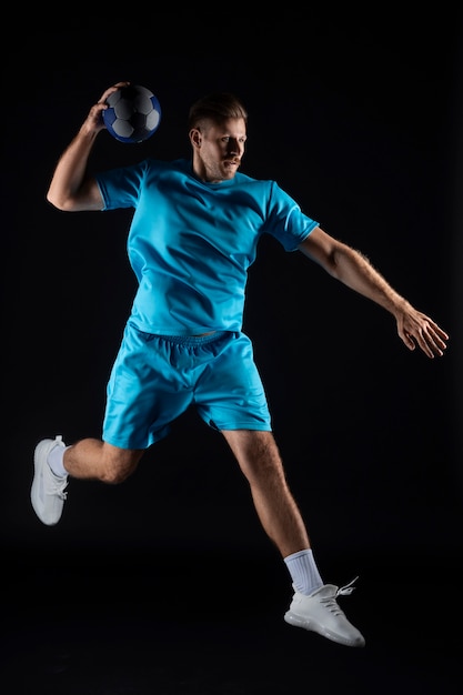 Foto grátis retrato de estúdio de jogador de handebol