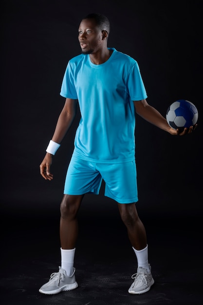 Foto grátis retrato de estúdio de jogador de handebol