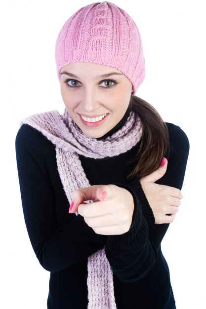 Retrato de estúdio de jovem mulher bonita posando com boné de lã rosa