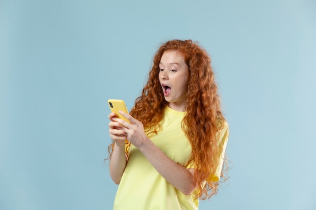 Foto grátis retrato de estúdio de jovem ruiva