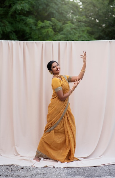 Retrato de estúdio de jovem vestindo uma roupa de sari tradicional