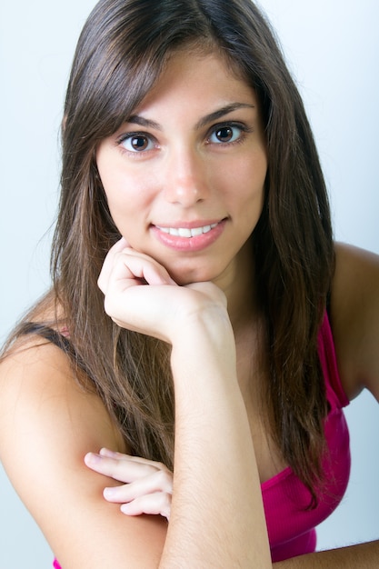 Retrato de estúdio de mulher bonita posando