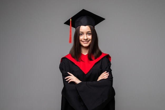 Retrato de estúdio de uma aluna divertida, animada e alegre com um certificado de formatura