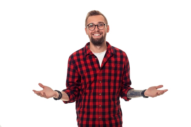 Foto grátis retrato de estúdio modelo de homem bonito. estilo casual de menino, moderno hipster em camisa quadriculada com penteado legal. estúdio filmado em fundo branco. copiar espaço