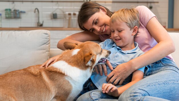 Retrato de família brincando com um cachorro fofo