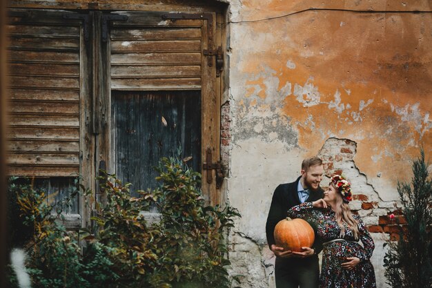 Retrato de família, casal expacting. Homem abraça concurso woma grávida