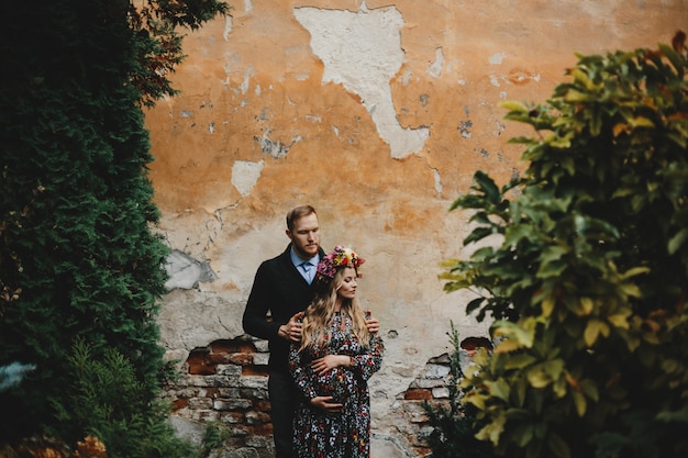 Retrato de família, casal expacting. Homem, abraços, encarregado, mulher grávida