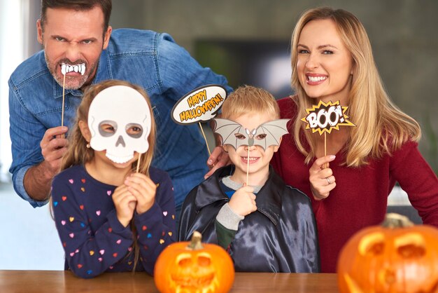 Retrato de família com máscaras de Halloween