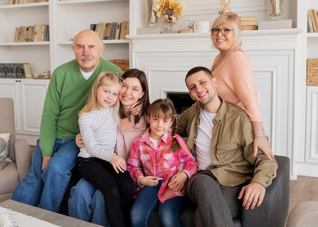 Foto grátis retrato de família em foto média