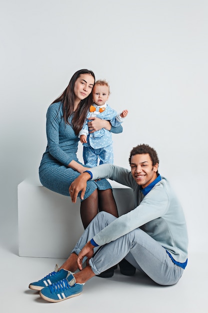 Retrato de família feliz. Casamento interracial com um bebê