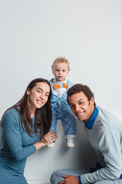 Retrato de família feliz. Casamento interracial com um bebê