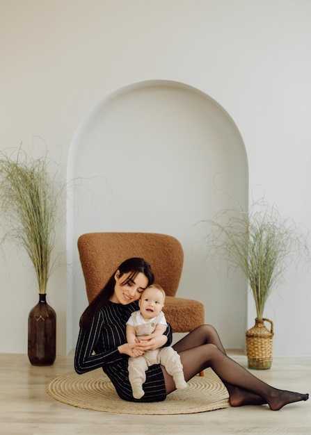 Retrato de famílias de feliz jovem mãe e pai com criança posando no interior de casa