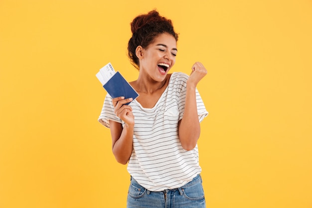 Retrato de feliz alegre segurando passaporte internacional isolado