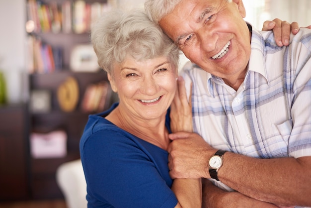 Retrato de feliz casal de idosos nos braços