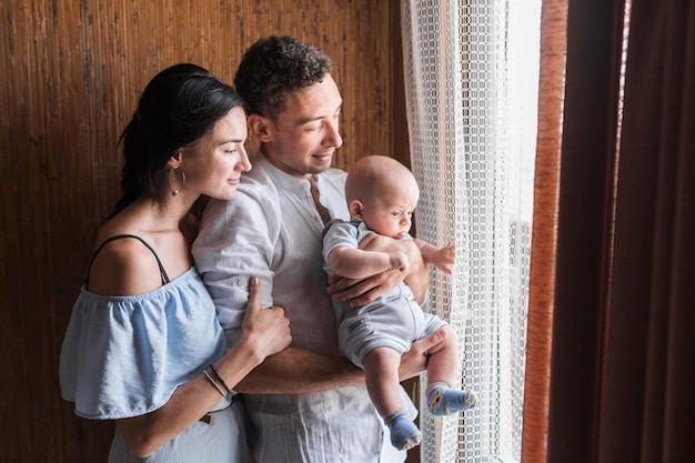 Foto grátis retrato, de, feliz, família, com, seu, bebê