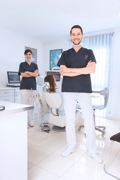 Retrato, de, feliz, macho fêmea, dentista, em, clínica