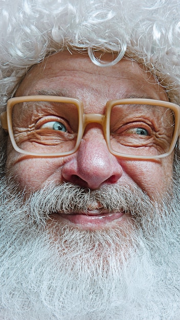 Retrato de feliz papai noel. conceito de celebração de natal.