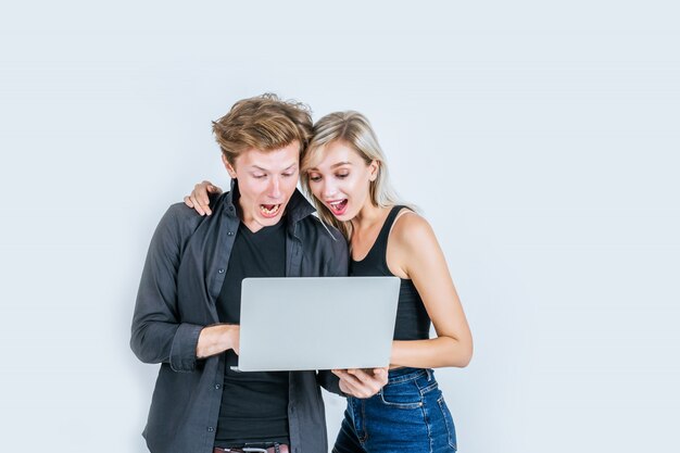 Retrato, de, feliz, par jovem, usando computador laptop