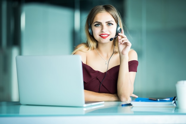 Retrato de feliz sorridente operador de telefone de suporte ao cliente feminino no local de trabalho.