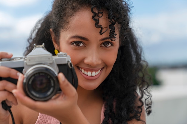 Retrato de fotógrafa feminina ao ar livre com câmera