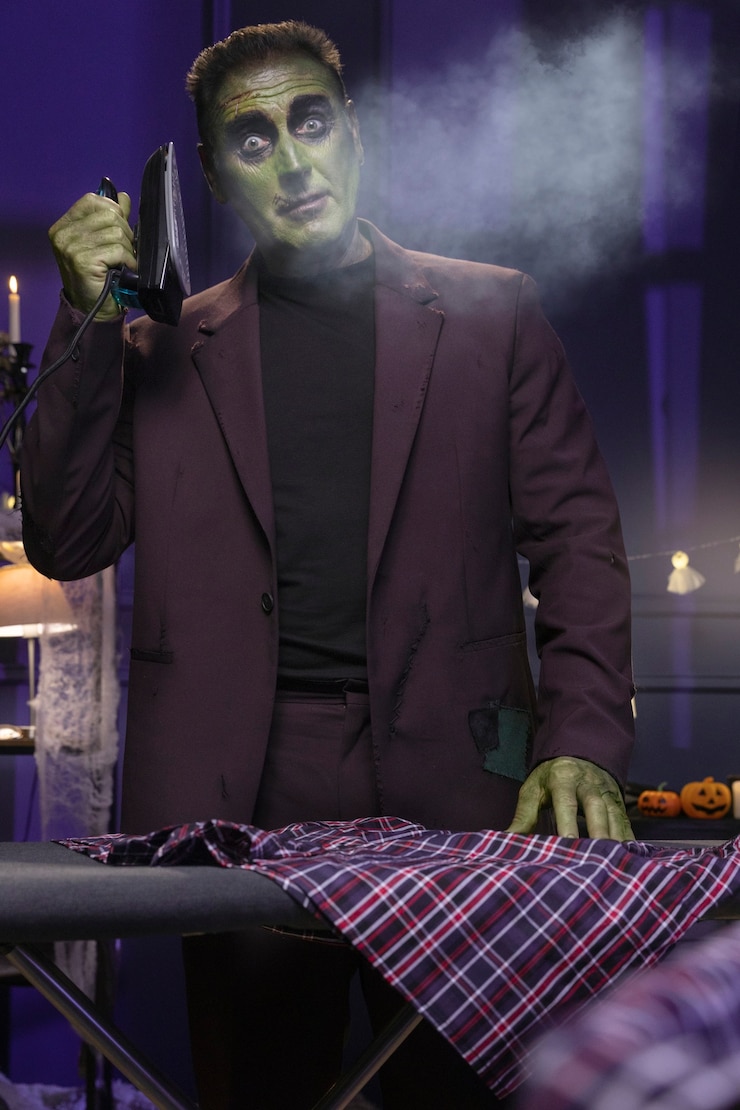 Foto grátis retrato de frankenstein dentro de casa
